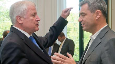 Horst Seehofer (links) hat Markus Söder gerügt, nachdem dieser Merkels Flüchtlingspolitik kritisiert hatte (hier in Archivbild).