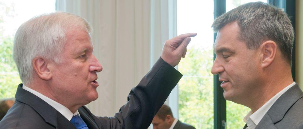 Horst Seehofer (links) hat Markus Söder gerügt, nachdem dieser Merkels Flüchtlingspolitik kritisiert hatte (hier in Archivbild).