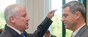 Horst Seehofer (links) hat Markus Söder gerügt, nachdem dieser Merkels Flüchtlingspolitik kritisiert hatte (hier in Archivbild).