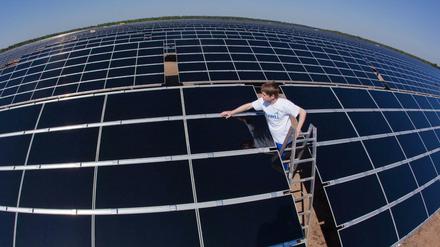 Sonnenstrom. Solaranlagen wie hier in Brandenburg erzeugen klimafreundlich Strom, allerdings zu hohen Preisen. Die Differenz tragen die Stromkunden. Allein im vergangenen Jahr zahlten sie rund 20 Milliarden Euro für die EEG-Umlage. 