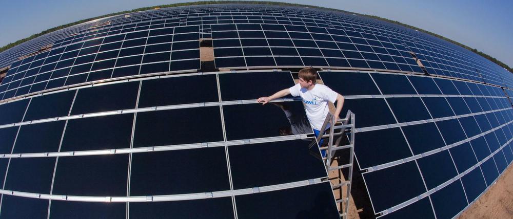 Sonnenstrom. Solaranlagen wie hier in Brandenburg erzeugen klimafreundlich Strom, allerdings zu hohen Preisen. Die Differenz tragen die Stromkunden. Allein im vergangenen Jahr zahlten sie rund 20 Milliarden Euro für die EEG-Umlage.