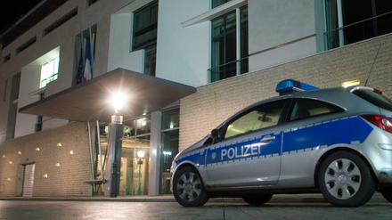 Ein Polizeiwagen vor der Französischen Botschaft.