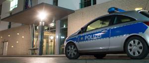 Ein Polizeiwagen vor der Französischen Botschaft.