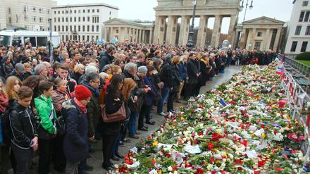Tausende Menschen versammelten sich auch am Montag vor der französischen Botschaft in Berlin.