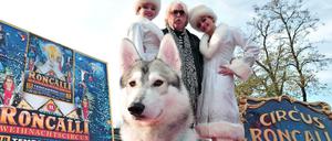 Regelmäßiger Gast. Roncalli-Circusdirektor Bernhard Paul, hier mit zwei Darstellerinnen und Show-Husky im Dezember 2014 vor dem Tempodrom in Berlin. 