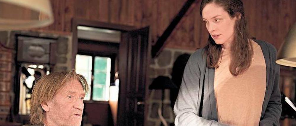 Im Beichtstuhl.  Holm (Matthias Habich) will bei Familie und Freunden reinen Tisch machen. Seine Tochter Charlotte (Katharina Lorenz) ist skeptisch.