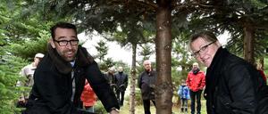 Hertha-Manager Michael Preetz fällte mit Bürgermeisterin Manuel Saß auf dem Werderaner Tannenhof einen Weihnachtsbaum. Zum Start der Tannenbaumsaison wurde ein Baum für das SOS Kinderdorf Brandenburg gefällt.