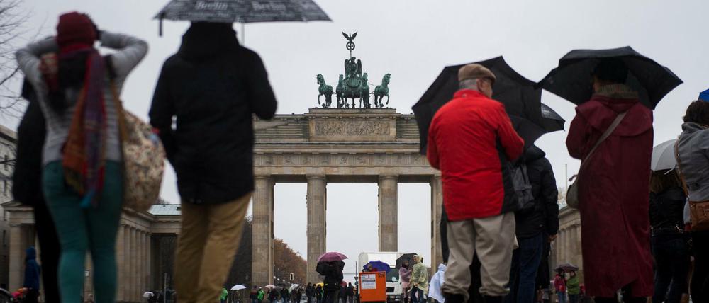 Schirmerrschaft. Am Sonntag regnete es in Berlin pausenlos.