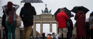 Schirmerrschaft. Am Sonntag regnete es in Berlin pausenlos.