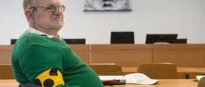 Der heute nahezu erblindete Dietrich Wagner sitzt in Stuttgart zum Auftakt einer Verhandlung zur Rechtmäßigkeit des Polizeieinsatzes in einem Gerichtssaal des Verwaltungsgerichts. 