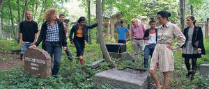 Tote? Tanzen! 2011 wurde ein ehemaliger Friedhof in Prenzlauer Berg zum Leise-Park. Der inspirierte auch die Künstler von "Entretempo Kitchen Gallery", hier 2014 bei der Tagesspiegel-Aktion "Saubere Sache", zum Sich-Kümmern und Gestalten.
