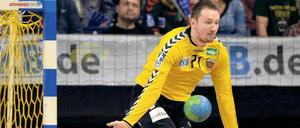 Peter Stochl, 39, spielt seit 2006 bei den Füchsen. Stochls älterer Bruder Jan ist ebenfalls Torhüter und spielt in der Bundesliga beim HC Erlangen.