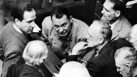 Die Hauptangeklagten (von links nach rechts) Hermann Göring, Rudolf Heß und Joachim von Ribbentrop auf der Anklagebank während der Nürnberger Kriegsverbrecherprozesse, die vor 70 Jahren begannen. 