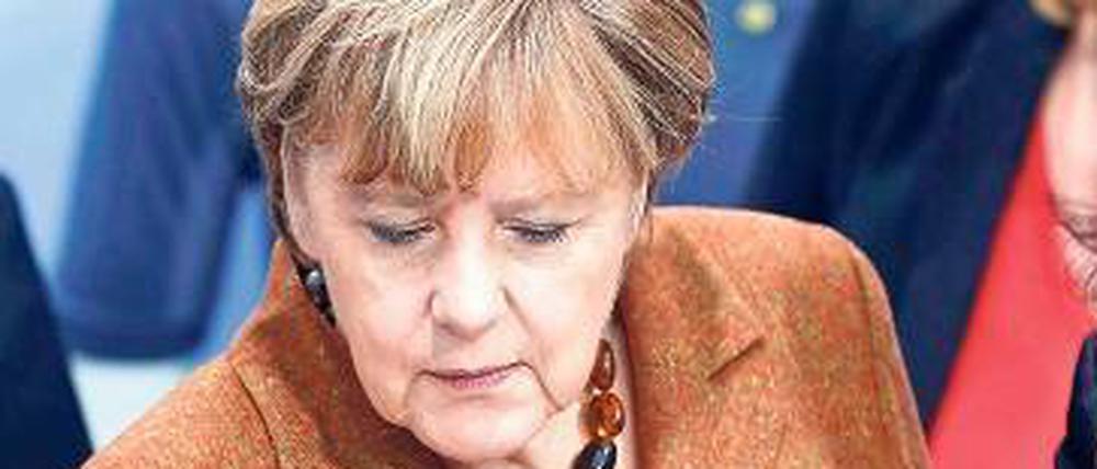 Auf Tuchfühlung. Bundeskanzlerin Angela Merkel testet auf dem IT-Gipfel in Berlin einen elektronischen Handschuh.