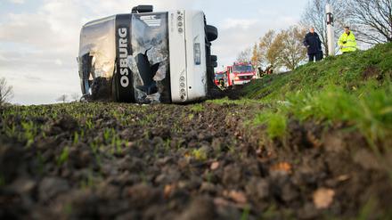 Ein mit 80 Flüchtlingen besetzter Bus ist am Donnerstagmorgen in Selm (Kreis Unna) in einen Straßengraben gerutscht und auf der Seite liegen geblieben. Mehrere Personen seien nach ersten Angaben verletzt worden, berichtete die Polizei.