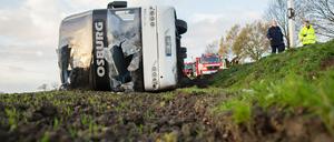 Ein mit 80 Flüchtlingen besetzter Bus ist am Donnerstagmorgen in Selm (Kreis Unna) in einen Straßengraben gerutscht und auf der Seite liegen geblieben. Mehrere Personen seien nach ersten Angaben verletzt worden, berichtete die Polizei.