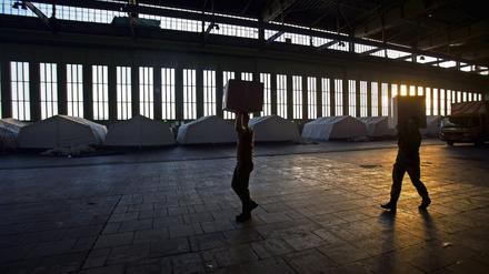 Bundeswehr-Soldaten beim Aufbau in einem der Hangars des ehemaligen Flughafens Tempelhof.