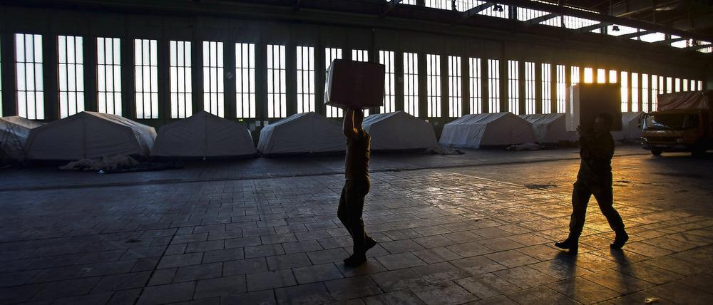 Bundeswehr-Soldaten beim Aufbau in einem der Hangars des ehemaligen Flughafens Tempelhof.
