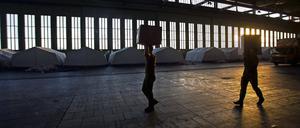 Bundeswehr-Soldaten beim Aufbau in einem der Hangars des ehemaligen Flughafens Tempelhof.