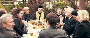 Stärkung für Leib und Seele. Szene aus dem Film „Anduni – Fremde Heimat“.