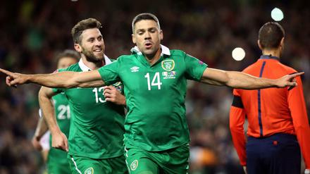 Irlands Jonathan Walters (M.).