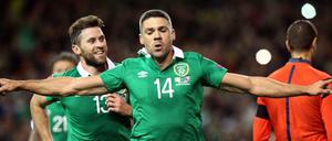 Irlands Jonathan Walters (M.).