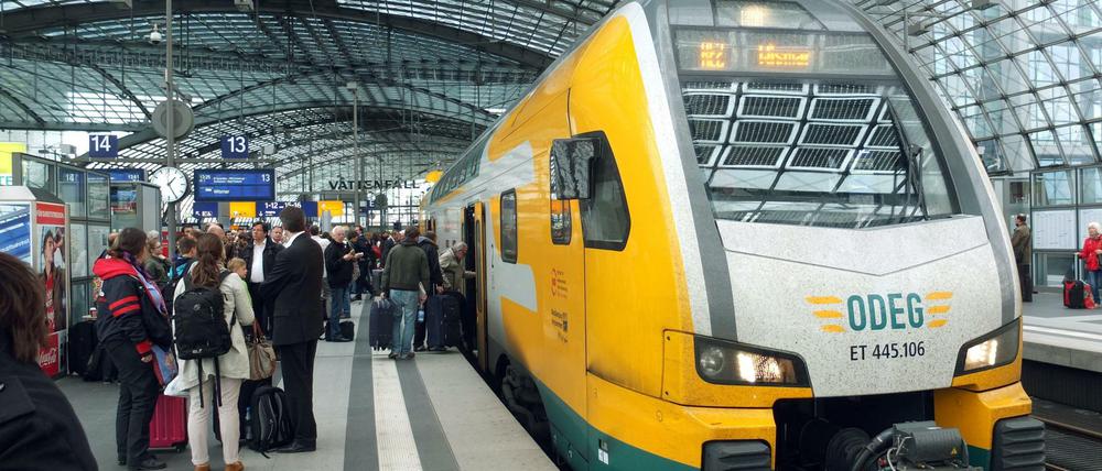 Ein Zug der LInie RE2 der Firma ODEG am Berliner Hauptbahnhof.