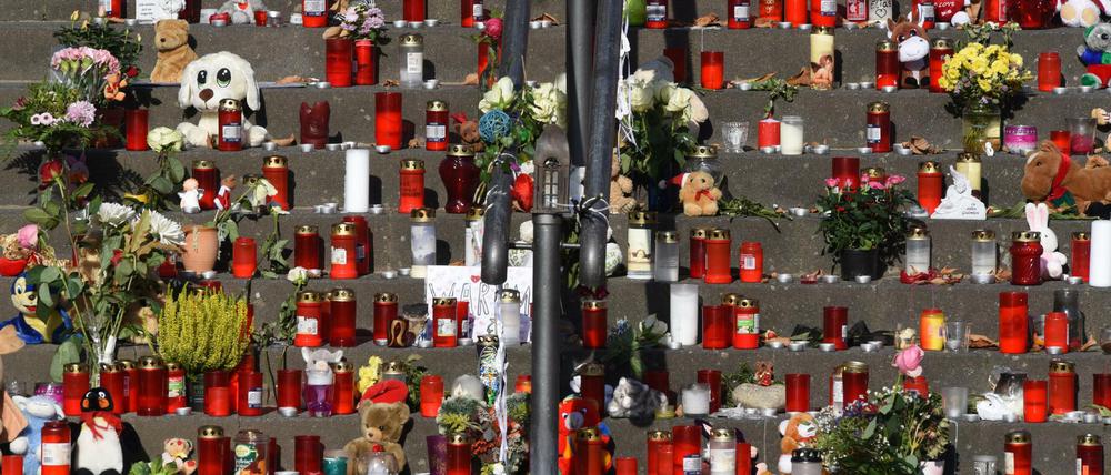 Plüschtiere und Kerzen zum Gedenken an den ermordeten Elias.