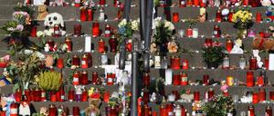 Plüschtiere und Kerzen zum Gedenken an den ermordeten Elias.