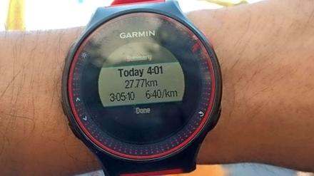 Ein Teilnehmer des Halbmarathons in Bangkok am Sonntag macht im Ziel ein Foto von seiner GPS-Uhr. Mehr als 27 Kilometer - dabei bemisst ein Halbmarathon nur 21,1 Kilometer. 