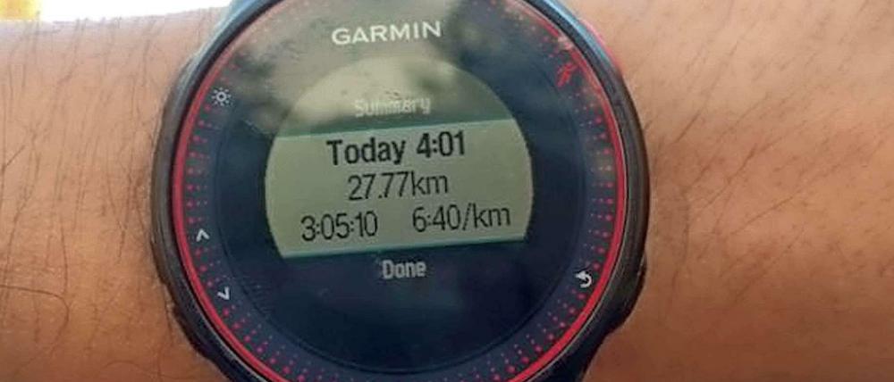 Ein Teilnehmer des Halbmarathons in Bangkok am Sonntag macht im Ziel ein Foto von seiner GPS-Uhr. Mehr als 27 Kilometer - dabei bemisst ein Halbmarathon nur 21,1 Kilometer. 