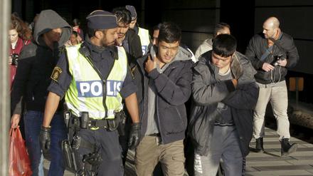 Mehr Kontrollen, womöglich Schießbefehle in Deutschland. Durch Kontingente will die CSU den Zug der Flüchtlinge - hier an der dänisch-schwedischen Grenze - begrenzen.