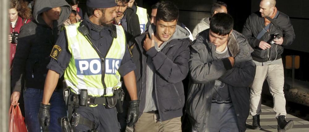 Mehr Kontrollen, womöglich Schießbefehle in Deutschland. Durch Kontingente will die CSU den Zug der Flüchtlinge - hier an der dänisch-schwedischen Grenze - begrenzen.