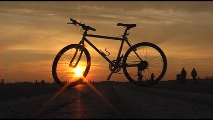 Das Tempelhofer Feld - beliebtes Ausflugsziel für Fahrradfahrer und andere Freizeitsportler wird jetzt für Notunterkünfte gebraucht.