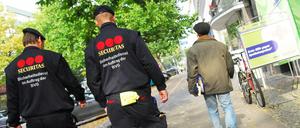 Sicherheitsmänner in Berlin auf dem Weg zur Arbeit. 