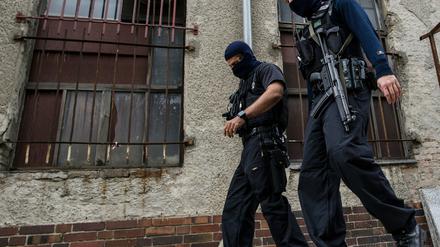 Die Polizei bei einer Razzia in einem Berliner Moscheeverein.