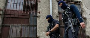 Die Polizei bei einer Razzia in einem Berliner Moscheeverein.