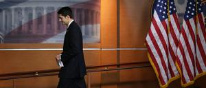 Paul Ryan (R), Sprecher des Repräsentantenhauses, teilt der Presse mit, dass der Gesetzesentwurf zur verschärften Kontrolle von Flüchtlingen aus Syrien und dem Irak verabschiedet wurde.