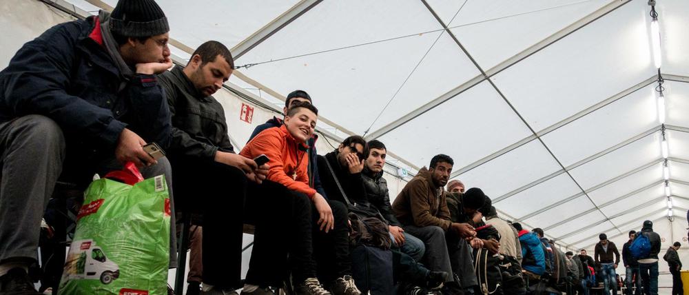 Flüchtlinge warten in einem Zelt vor dem Landesamt für Gesundheit und Soziales in Berlin auf ihre Registrierung. 