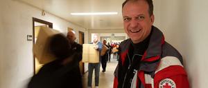 Nachteinsatz im Ex-Spionage-Zentrum. Mitglieder des Bezirksamtes Lichtenberg und andere freiwillige Helfer schleppen Wohnzubehör in die alte Stasi-Zentrale. Pressesprecher Rüdiger Kunz vom Roten Kreuz freut sich über die Resonanz.