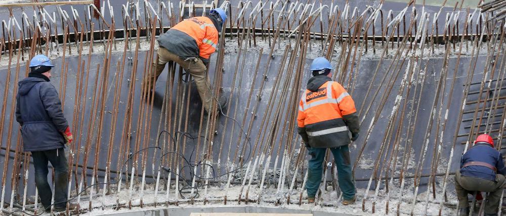 Männerhände flechten Eisen auf Großbaustellen. Solche komplexen Bauten brauchen bessere Regeln.