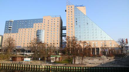 Das Hotel "ESTREL" an der Sonnenallee 225 in Berlin-Neukölln.