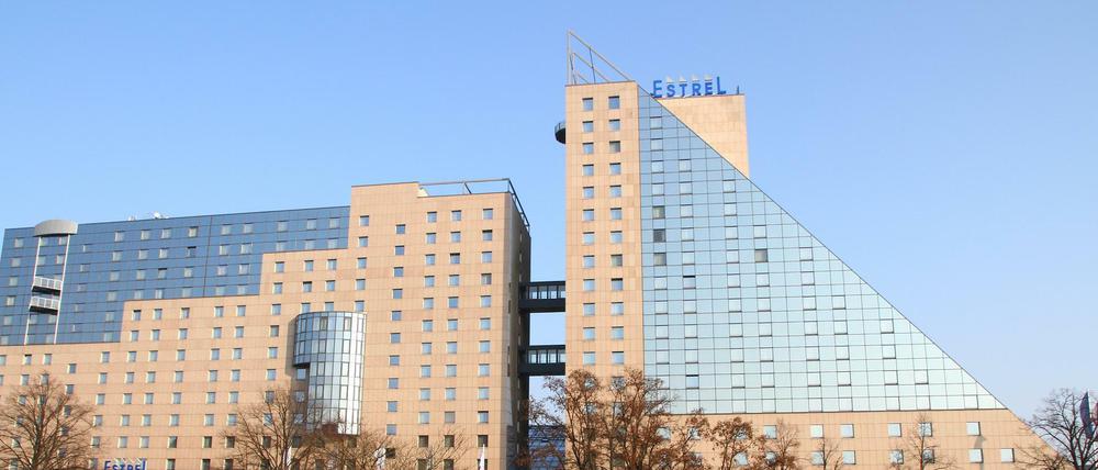 Das Hotel "ESTREL" an der Sonnenallee 225 in Berlin-Neukölln.