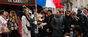 Trauernde versammeln sich vor den Restaurants "Le Petit Cambodge" and "Le Carillon" in Paris. 
