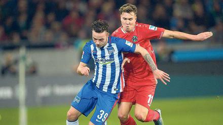 Wendig und willig. Yanni Regäsel (links) bei seinem Debüt in Herthas Profi-Startelf vor zwei Wochen in Hannover. 