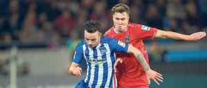 Wendig und willig. Yanni Regäsel (links) bei seinem Debüt in Herthas Profi-Startelf vor zwei Wochen in Hannover. 