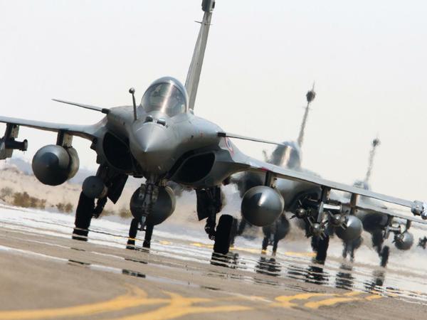 Vom Persischen Golf aus fliegen französische Jets Luftangriffe auf IS-Stellungen in Syrien.
