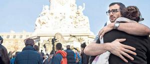 Tausende Pariser fanden sich an der Place de la République ein, um zu trauern.