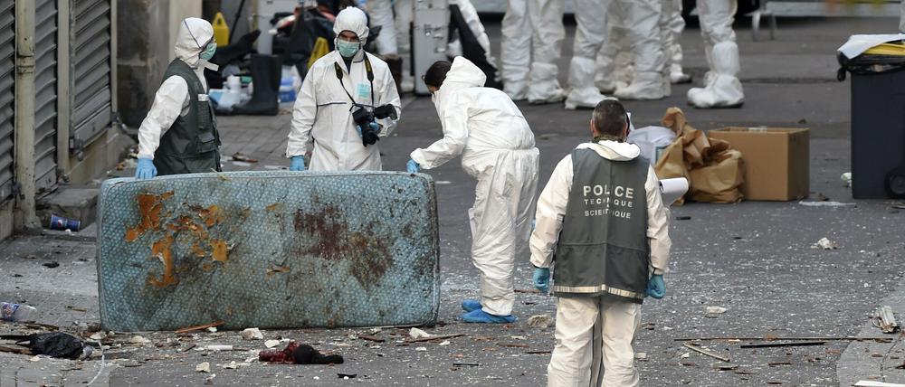 Ein forensisches Team analysiert Material nach einer Razzia in Saint-Denis, bei der Abdelhamid Abaaoud getötet wurde und auch seine Cousine starb.