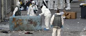 Ein forensisches Team analysiert Material nach einer Razzia in Saint-Denis, bei der Abdelhamid Abaaoud  getötet wurde und auch seine Cousine starb.